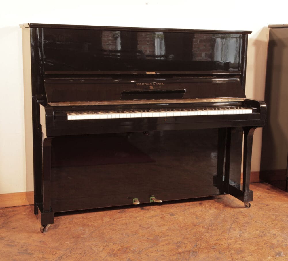 Steinway Aufrechtpiano Modell V