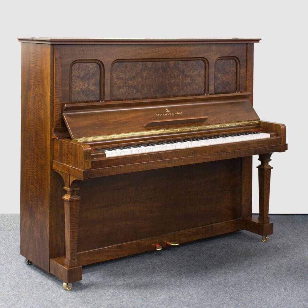 Steinway & Sons Klavier K-132, seidenmatte Nussbaumoberfläche - Baujahr 1909, umfassend generalüberholt